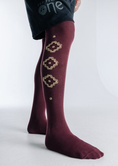 Гольфы темные пурпурные с Андийским крестом на мужской ноге